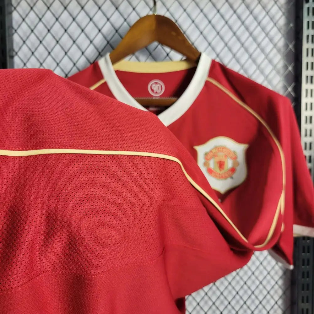 Manchester United 2006/07 Vintage Home Jersey - Close-up of Manchester United crest and jersey details