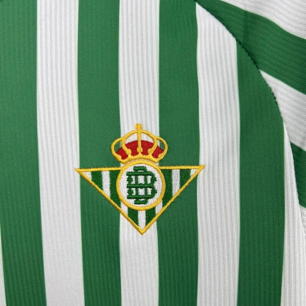 Real Betis Final Conference League T-shirt - Close-up of FUTBOLSPLY crest and jersey details