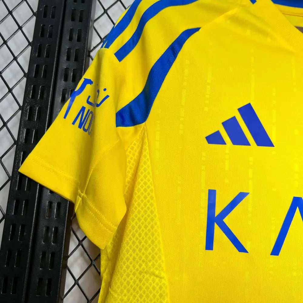 Al Nassr 24/25 Home Jersey - Close-up of FUTBOLSPLY crest and jersey details