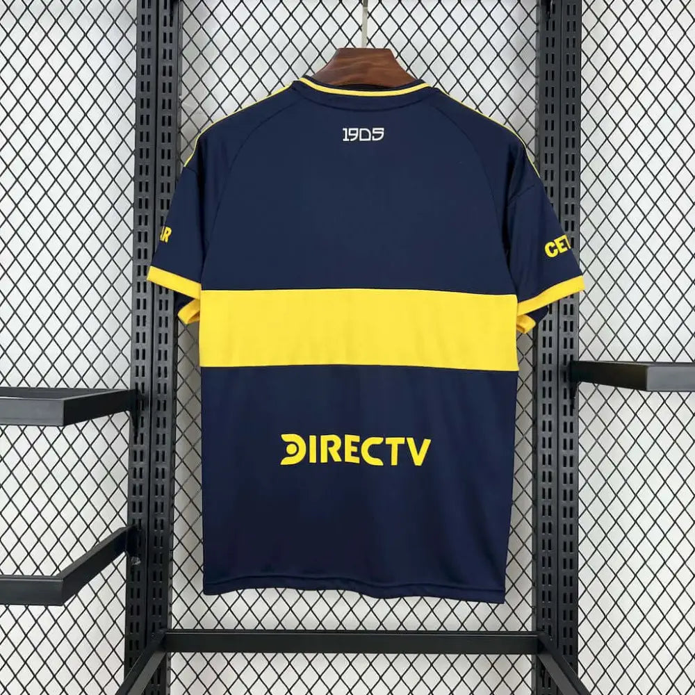 Boca Juniors 120th 25/26 T-shirt - Close-up of FUTBOLSPLY crest and jersey details