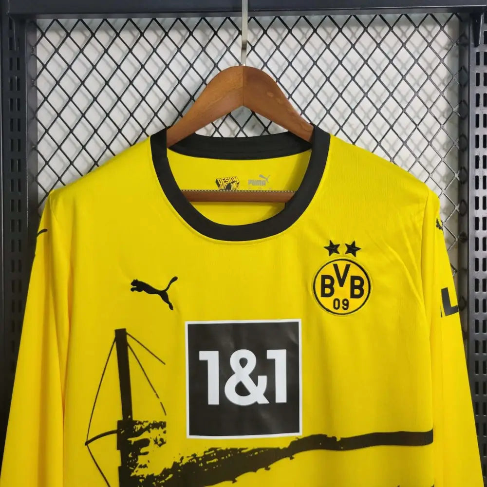 Borussia Dortmund 23/24 Home Long Sleeve Jersey - Close-up of FUTBOLSPLY crest and jersey details