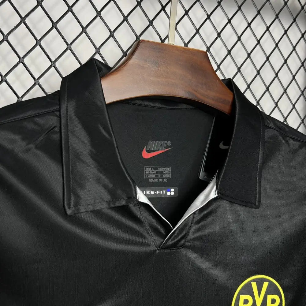 Borussia Dortmund 98/00 Retro T-shirt - Close-up of FUTBOLSPLY crest and jersey details