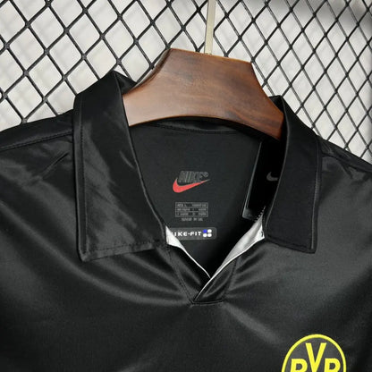 Borussia Dortmund 98/00 Retro T-shirt - Close-up of FUTBOLSPLY crest and jersey details
