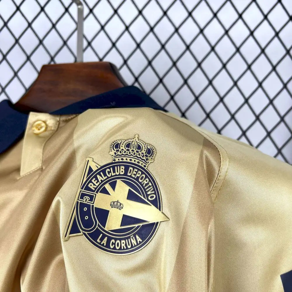 Deportivo La Coruña 25th Anniversary Shirt 25/26 - Close-up of FUTBOLSPLY crest and jersey details