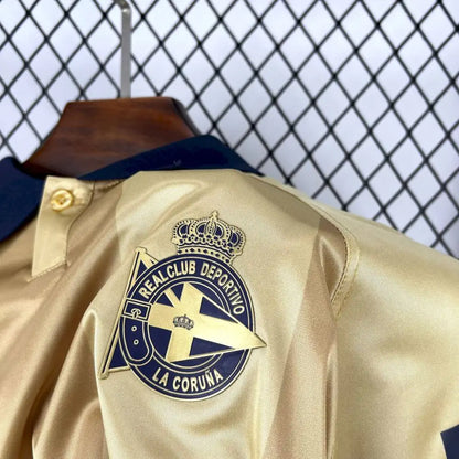 Deportivo La Coruña 25th Anniversary Shirt 25/26 - Close-up of FUTBOLSPLY crest and jersey details