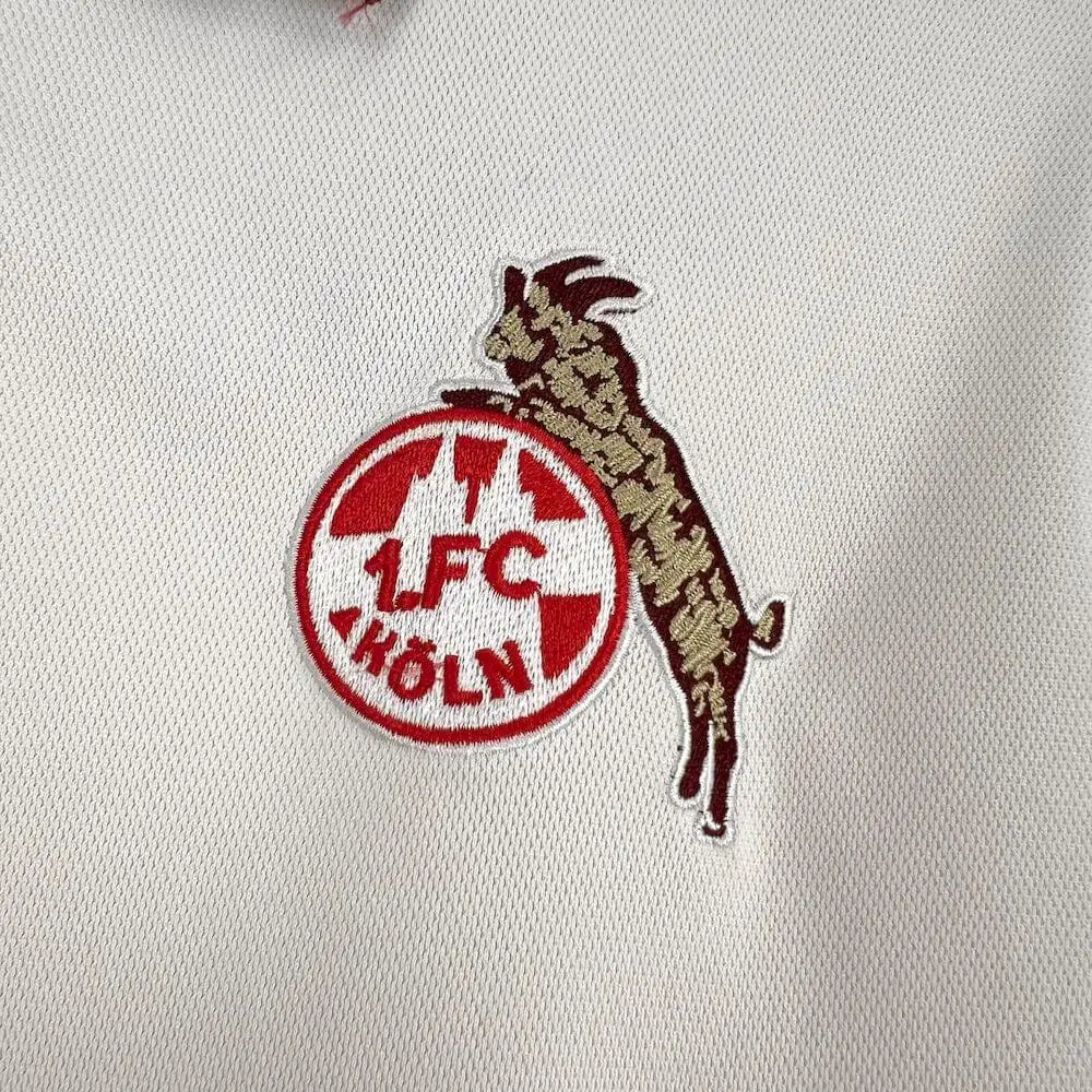 FC Köln 25/26 Shirt - Close-up of FUTBOLSPLY crest and jersey details