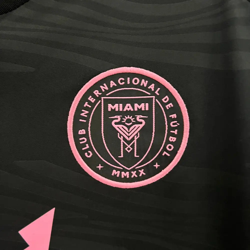 Inter Miami Away Jersey 24/25 S-XXL - Close-up of FUTBOLSPLY crest and jersey details
