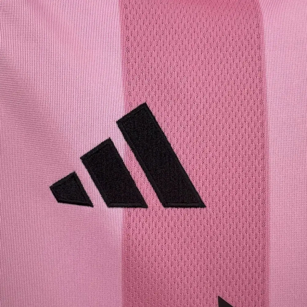 Inter Miami Home Jersey 25/26 S-XXL - Close-up of FUTBOLSPLY crest and jersey details