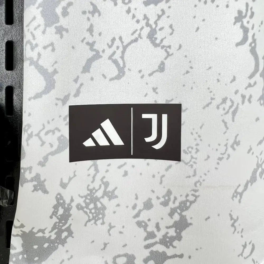 Juventus Jersey 23/24 S-XXL - Close-up of Juventus crest and jersey details