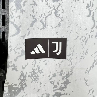 Juventus Jersey 23/24 S-XXL - Close-up of Juventus crest and jersey details