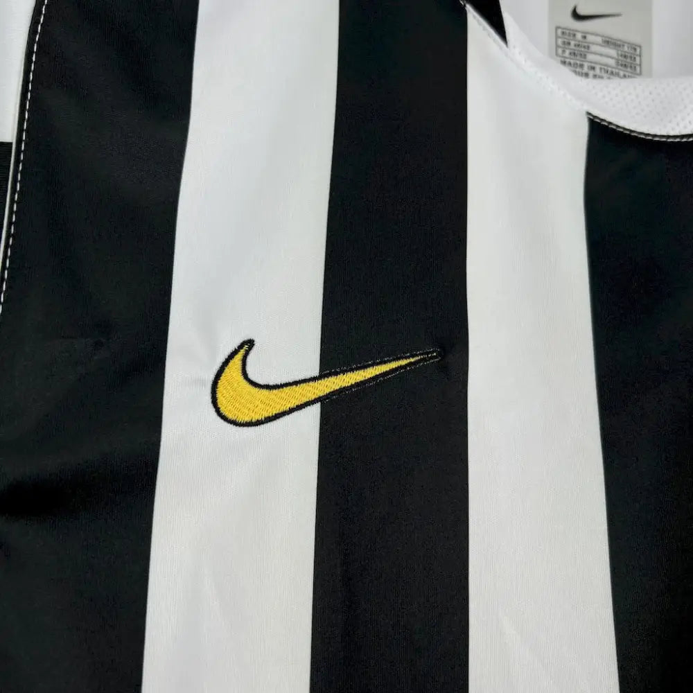 Juventus Retro Shirt 02/03 - Close-up of Juventus crest and jersey details
