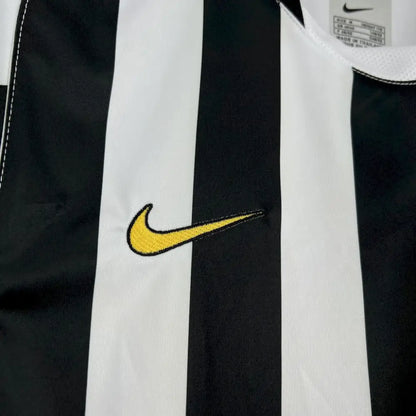 Juventus Retro Shirt 02/03 - Close-up of Juventus crest and jersey details