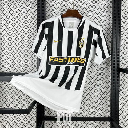 Vintage Juventus 02/03 jersey - Classic retro football shirt front view