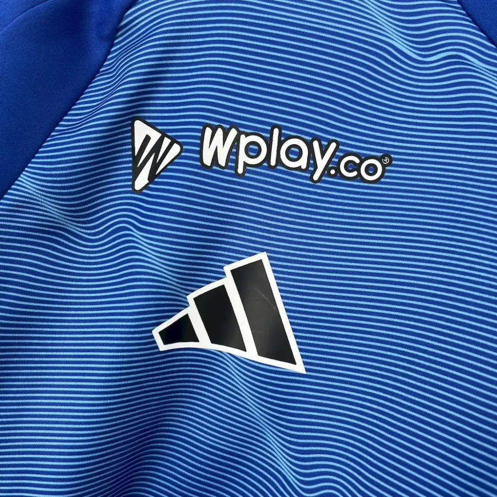 Millonarios 25/26 Shirt - Close-up of FUTBOLSPLY crest and jersey details