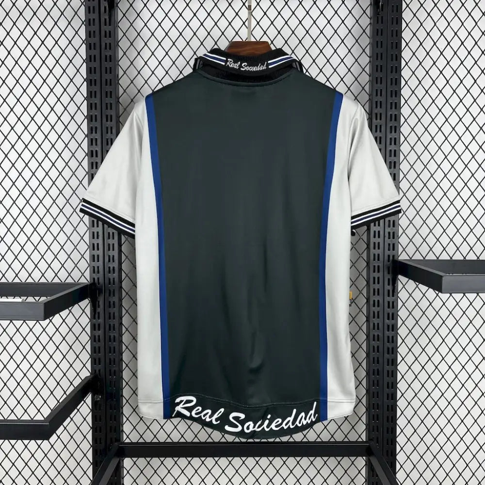 Real Sociedad 00/02 Retro Shirt - Close-up of FUTBOLSPLY crest and jersey details