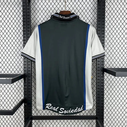 Real Sociedad 00/02 Retro Shirt - Close-up of FUTBOLSPLY crest and jersey details