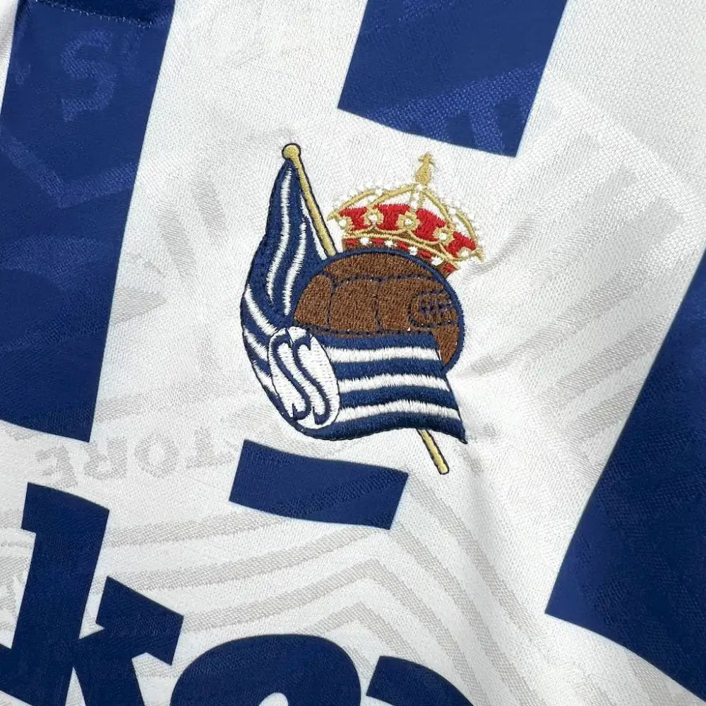 Real Sociedad 94/95 Retro Shirt - Close-up of FUTBOLSPLY crest and jersey details