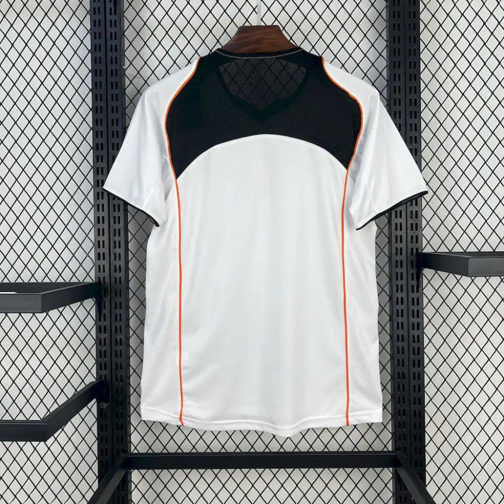 Valencia Retro Shirt 04/05 - Close-up of FUTBOLSPLY crest and jersey details